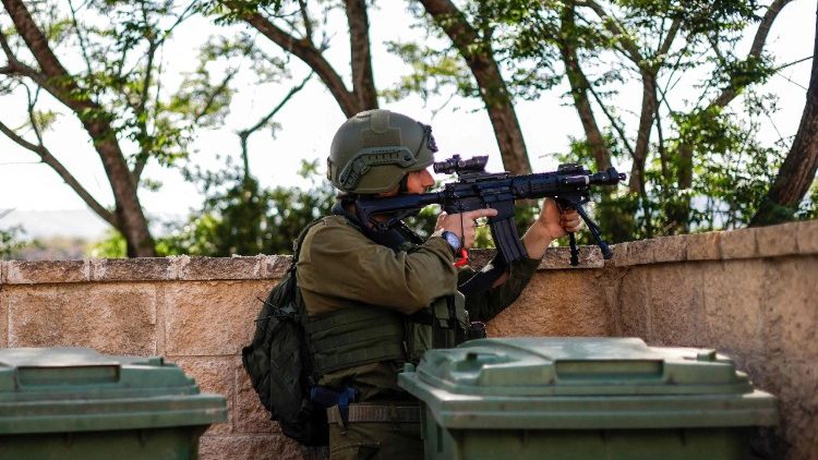 Soldato israeliano in azione nella guerra in Libano 