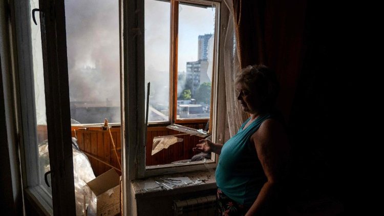 Uma moradora local reage ao lado de uma janela danificada em seu apartamento ap&oacute;s um ataque a&eacute;reo em Kiev, em 2 de junho de 2026, em meio &agrave; invas&atilde;o russa da Ucr&acirc;nia.. (Foto de OLEKSII FILIPPOV / AFP)