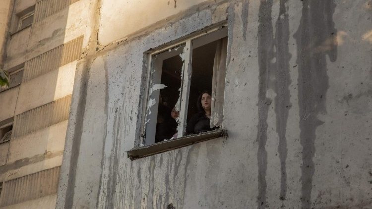 Moradora olha de uma janela quebrada em um pr&eacute;dio residencial de v&aacute;rios andares, danificado ap&oacute;s ataques com m&iacute;sseis e drones russos contra Kiev em 2 de junho de 2026, durante a invas&atilde;o russa da Ucr&acirc;nia. A R&uacute;ssia disparou mais de 600 drones e dezenas de m&iacute;sseis — incluindo m&iacute;sseis bal&iacute;sticos de dif&iacute;cil abate — contra a Ucr&acirc;nia, informou a For&ccedil;a A&eacute;rea de Kiev em 2 de junho de 2026, em um bombardeio noturno que matou pelo menos nove pessoas. (Foto de Roman PILIPEY / AFP)