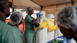 Der aktuelle Ebola-Ausbruch in der Demokratischen Republik Kongo zeigt nach Einschätzung des katholischen Hilfswerks Misereor eindrücklich, wie eng Gesundheitskrisen und bewaffnete Konflikte zusammenhängen. Besonders in den ostkongolesischen Provinzen Ituri, Nord- und Süd-Kivu breitet sich das Virus aus 