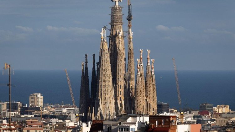 Uma foto tirada em 9 de mar&ccedil;o de 2026 mostra uma vista da Bas&iacute;lica da Sagrada Fam&iacute;lia, do arquiteto espanhol Antoni Gaud&iacute;, em Barcelona. Antoni Gaud&iacute; foi um arquiteto extraordin&aacute;rio, criador da Sagrada Fam&iacute;lia e do Parque Geell, e um &iacute;cone tur&iacute;stico de Barcelona, ​​al&eacute;m de um cat&oacute;lico devoto que agora est&aacute; cada vez mais perto da beatifica&ccedil;&atilde;o, outrora idealizada para ele por um grupo de admiradores em Barcelona. Quase cinco milh&otilde;es de pessoas entraram na Sagrada Fam&iacute;lia com ingresso no ano passado, tornando-a o monumento pago mais visitado da Espanha, enquanto as principais obras de Gaud&iacute; est&atilde;o entre as atra&ccedil;&otilde;es mais procuradas da cidade. (Foto de Josep Lago / AFP)