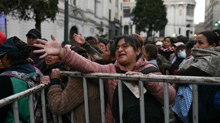 Persone in fila per comprare pollo a causa della carenza di cibo provocata dai blocchi stradali, a La Paz il 3 giugno