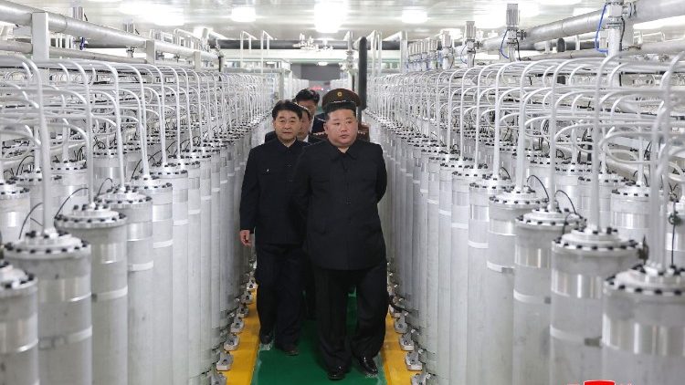 Una foto diffusa dall'agenzia di stampa ufficiale nordcoreana KCNA mostra il leader nordcoreano, Kim Jong Un, mentre ispeziona una fabbrica di produzione di materiali nucleari in una localit&agrave; non specificata della Corea del Nord