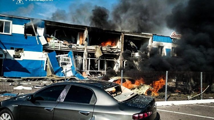 Nesta fotografia tirada e divulgada pelo Servi&ccedil;o de Emerg&ecirc;ncia Ucraniano em 5 de junho de 2026, equipes de resgate ucranianas trabalham no local de um ataque a&eacute;reo em um local n&atilde;o revelado na regi&atilde;o de Kiev, em meio &agrave; invas&atilde;o russa da Ucr&acirc;nia. Um ataque de drone russo contra uma instala&ccedil;&atilde;o de produ&ccedil;&atilde;o de alimentos perto da capital da Ucr&acirc;nia, Kiev, matou quatro pessoas na manh&atilde; de 5 de junho de 2026, disse o governador da regi&atilde;o. (Photo by Handout / UKRAINIAN EMERGENCY SERVICE / AFP)
