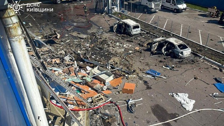 Nesta fotografia tirada e divulgada pelo Servi&ccedil;o de Emerg&ecirc;ncia Ucraniano em 5 de junho de 2026, equipes de resgate ucranianas trabalham no local de um ataque a&eacute;reo em um local n&atilde;o revelado na regi&atilde;o de Kiev, em meio &agrave; invas&atilde;o russa da Ucr&acirc;nia. Um ataque de drone russo contra uma instala&ccedil;&atilde;o de produ&ccedil;&atilde;o de alimentos perto da capital da Ucr&acirc;nia, Kiev, matou quatro pessoas na manh&atilde; de 5 de junho de 2026, disse o governador da regi&atilde;o. (Photo by Handout / UKRAINIAN EMERGENCY SERVICE / AFP)