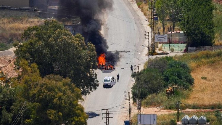 I soccorritori intervengono su un veicolo in fiamme, bersaglio di un attacco di droni israeliani, nella citt&agrave; di Nabatieh, nel sud del Libano