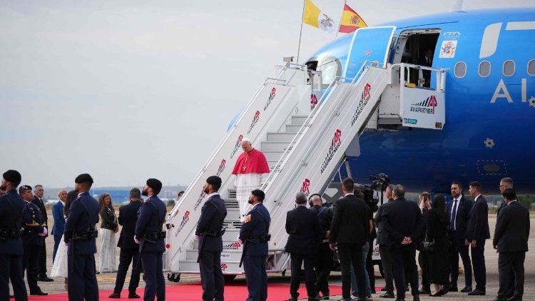 El Papa es reicibido por las autoridades en el aeropuerto de Madrid