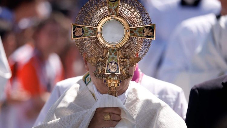 O Papa Le&atilde;o XIV segura o ostens&oacute;rio com a h&oacute;stia consagrada durante a prociss&atilde;o de Corpus Christi ap&oacute;s a Santa Missa celebrada na Pra&ccedil;a de Cibeles, em Madri, em 7 de junho de 2026. O Papa Le&atilde;o XIV est&aacute; em visita &agrave; Espanha de 6 a 12 de junho, com paradas em Madri, Barcelona e nas Ilhas Can&aacute;rias, onde se encontrar&aacute; com migrantes e organiza&ccedil;&otilde;es dedicadas a ajud&aacute;-los. (Foto de Oscar Del Pozo / AFP)