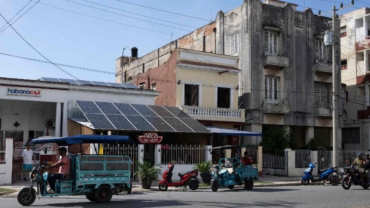 Сонечныя панэлі на прыватных прадпрыемствах у гаванскім раёне Ведада для забеспячэння электраэнергіяй ва ўмовах энергетычнага крызісу
