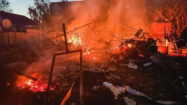 Esta imagem, divulgada pelo Servi&ccedil;o Estatal de Emerg&ecirc;ncias da Ucr&acirc;nia em 9 de junho de 2026, mostra a fuma&ccedil;a subindo de um inc&ecirc;ndio ap&oacute;s ataques russos na regi&atilde;o de Kharkiv, em meio &agrave; invas&atilde;o russa da Ucr&acirc;nia. (Photo by Handout / State Emergency Service of Ukraine / AFP)