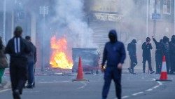 Il servizio antincendio ha riferito di aver ricevuto centinaia di chiamate e di essere intervenuto in decine di incidenti nell’area della Grande Belfast