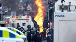 En Belfast, manifestantes se enfrentaron con la policía que bloqueaba el acceso a un hotel que, según se creía, albergaba a inmigrantes.