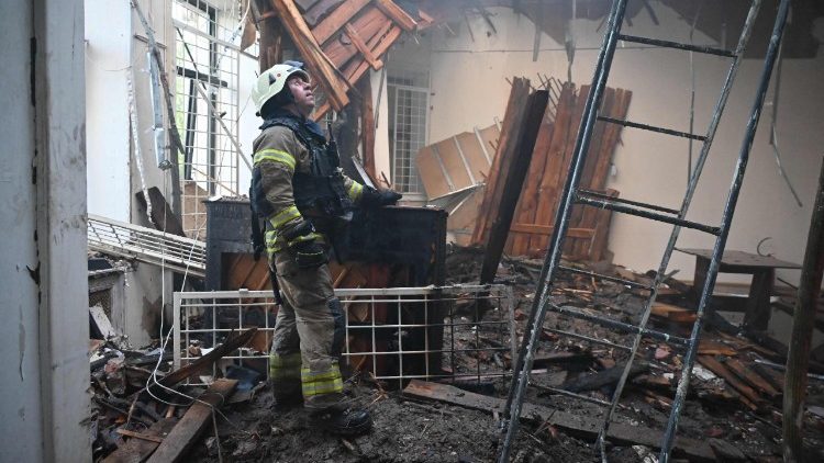 Um bombeiro trabalha no Museu de Arte de Kharkiv, danificado ap&oacute;s um ataque de drone em Kharkiv em 14 de junho de 2026, em meio &agrave; invas&atilde;o russa da Ucr&acirc;nia. (Foto de SERGEY BOBOK / AFP)