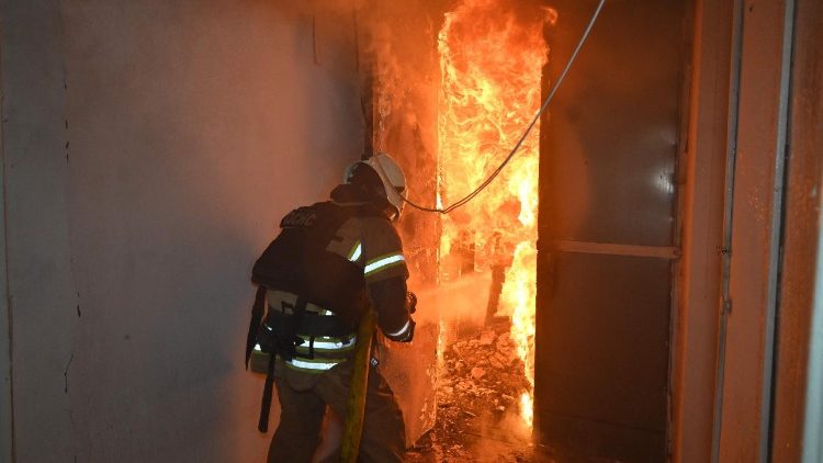 Um bombeiro apaga um inc&ecirc;ndio no Museu de Arte de Kharkiv, danificado ap&oacute;s um ataque de drone em Kharkiv em 14 de junho de 2026, em meio &agrave; invas&atilde;o russa da Ucr&acirc;nia. (Foto de SERGEY BOBOK / AFP)