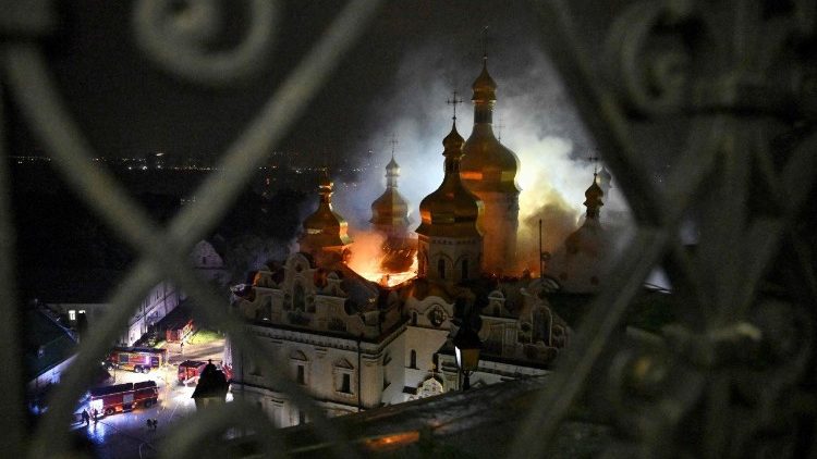 Fuma&ccedil;a e fogo se elevam da Catedral da Dormi&ccedil;&atilde;o, no complexo ortodoxo do Mosteiro das Cavernas de Kiev, ap&oacute;s um ataque de m&iacute;sseis russos contra a capital ucraniana, Kiev, em 15 de junho de 2026, em meio &agrave; invas&atilde;o russa da Ucr&acirc;nia. Um grande ataque de m&iacute;sseis atingiu Kiev na madrugada de 15 de junho, conforme testemunhado por um rep&oacute;rter da AFP, com proj&eacute;teis interceptados no c&eacute;u e destro&ccedil;os incandescentes caindo sobre a cidade. Autoridades ucranianas, incluindo o prefeito da cidade, Vitali Klitschko, relataram no Telegram que os ataques atingiram v&aacute;rios distritos. (Foto de Genya Savilov / AFP)