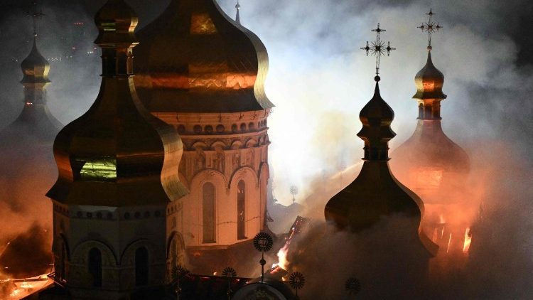 Fuma&ccedil;a e fogo se elevam da Catedral da Dormi&ccedil;&atilde;o, no complexo ortodoxo do Mosteiro das Cavernas de Kiev, ap&oacute;s um ataque de m&iacute;sseis russos contra a capital ucraniana, Kiev, em 15 de junho de 2026, em meio &agrave; invas&atilde;o russa na Ucr&acirc;nia. Um grande ataque de m&iacute;sseis atingiu Kiev na madrugada de 15 de junho, conforme testemunhado por um rep&oacute;rter da AFP, com proj&eacute;teis interceptados no c&eacute;u e destro&ccedil;os incandescentes caindo sobre a cidade. Autoridades ucranianas, incluindo o prefeito da cidade, Vitali Klitschko, relataram no Telegram que os ataques atingiram v&aacute;rios distritos. (Foto de Genya SAVILOV / AFP)