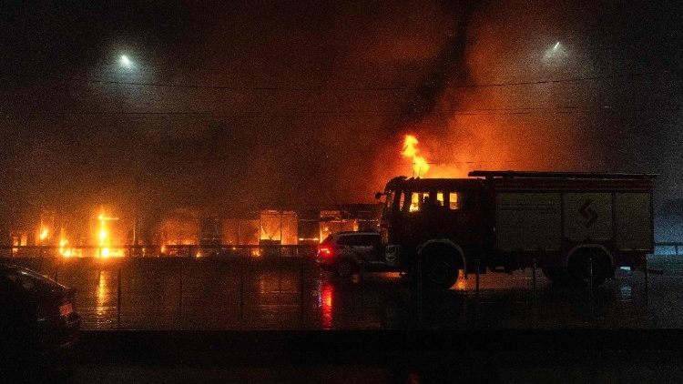 Um mercado em chamas ap&oacute;s um ataque de m&iacute;sseis russos em Kiev, em 15 de junho de 2026, em meio &agrave; invas&atilde;o russa na Ucr&acirc;nia. A R&uacute;ssia disparou uma s&eacute;rie de m&iacute;sseis contra v&aacute;rias das principais cidades ucranianas, incendiando a hist&oacute;rica Catedral da Dormi&ccedil;&atilde;o de Kiev e matando nove pessoas, enquanto ataques na Ucr&acirc;nia deixaram tr&ecirc;s mortos ao sul de Moscou. (Foto de OLEKSII FILIPPOV / AFP)