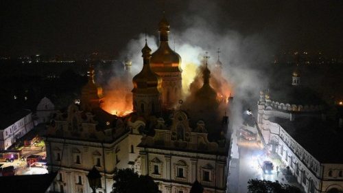 Ucrania, en llamas la catedral de la Dormici&oacute;n tras un ataque ruso