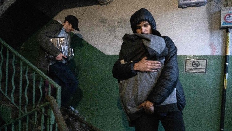 Moradores locais carregam seus pertences de um pr&eacute;dio residencial danificado ap&oacute;s um ataque de m&iacute;sseis russos em Kiev, em 15 de junho de 2026, em meio &agrave; invas&atilde;o russa na Ucr&acirc;nia. A R&uacute;ssia disparou uma s&eacute;rie de m&iacute;sseis contra v&aacute;rias cidades importantes da Ucr&acirc;nia, incendiando a hist&oacute;rica Catedral da Dormi&ccedil;&atilde;o de Kiev e matando nove pessoas, enquanto ataques na Ucr&acirc;nia deixaram tr&ecirc;s mortos ao sul de Moscou. (Foto de OLEKSII FILIPPOV / AFP)