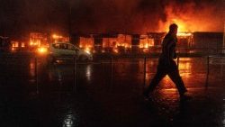 Un mercato in fiamme a Kyiv a causa di un attacco russo nella notte di lunedì