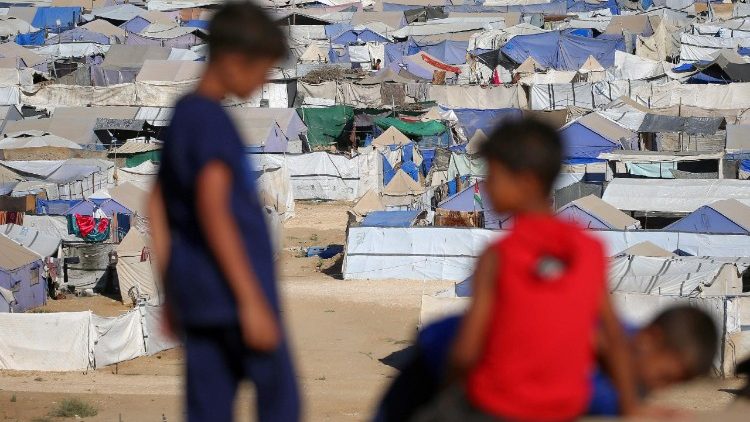 Niños palestinos desplazados en Gaza