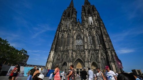 D: Leichter Anstieg bei katholischen Priesterweihen