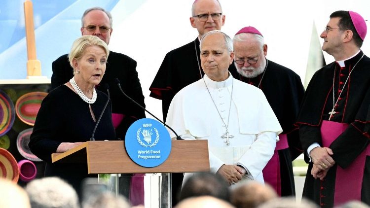 v&yacute;konn&aacute; ředitelka WFP Cindy McCain s papežem Lvem v ř&iacute;msk&eacute;m s&iacute;dle t&eacute;to organizace