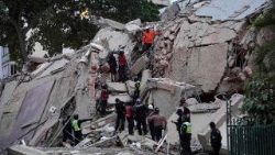 Los equipos de rescate buscan a las víctimas en un edificio derrumbado tras el terremoto ocurrido en Caracas el 24 de junio de 2026