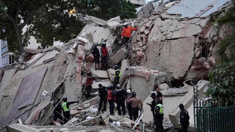 Los equipos de rescate buscan a las víctimas en un edificio derrumbado tras el terremoto ocurrido en Caracas el 24 de junio de 2026
