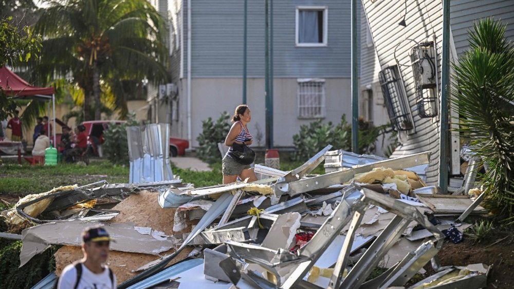  Uma mulher caminha entre os escombros de um prédio danificado após um terremoto em Catia La Mar, estado de La Guaira, a cerca de 30 km a noroeste de Caracas, em 25 de junho de 2026. (Foto de Federico Parra / AFP)