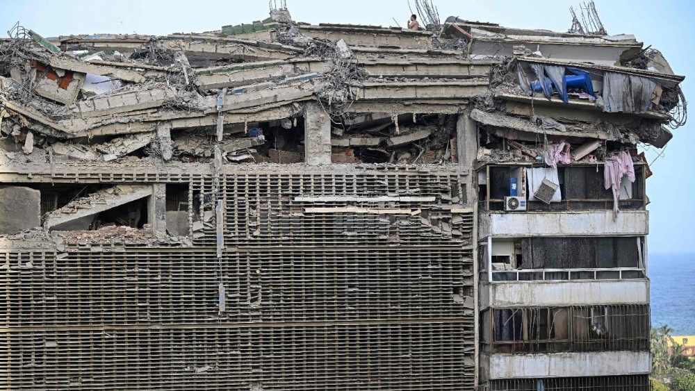 Vista geral mostra apartamentos em um prédio danificado após um terremoto em Catia La Mar, estado de La Guaira, a cerca de 30 km a noroeste de Caracas, em 25 de junho de 2026. (Foto de Federico Parra / AFP)