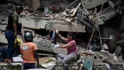 Entre los escombros, civiles y personal de rescate intentan encontrar a sobrevivientes de los terremotos