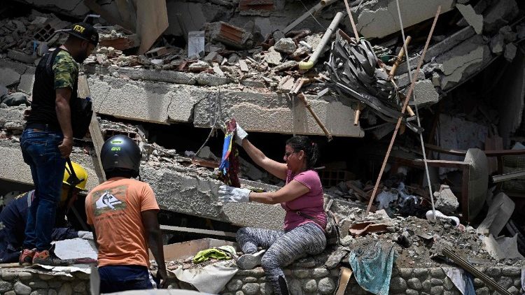 Entre los escombros, civiles y personal de rescate intentan encontrar a sobrevivientes de los terremotos