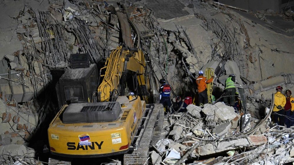 Equipes de resgate operam máquinas pesadas no local de um prédio que desabou em Caracas, em 25 de junho de 2026, após terremotos. Venezuelanos desesperados correram para encontrar e resgatar entes queridos presos sob os escombros de prédios que desabaram após dois grandes terremotos, de magnitudes 7,2 e 7,5, atingirem o norte da Venezuela. (Foto de Juan Barreto / AFP)