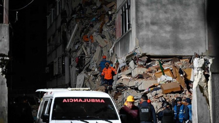  Los equipos de rescate buscan supervivientes entre los escombros en Caracas