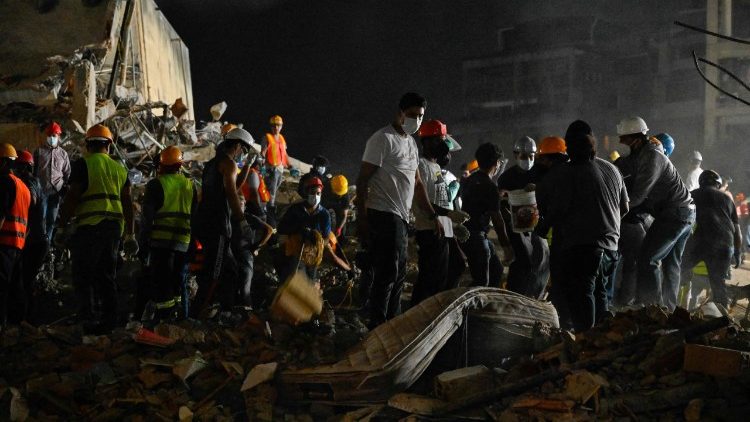 Los equipos de rescate y los voluntarios inspeccionan los escombros de un edificio en Caracas, en la noche de ayer,  25 de junio , 24 horas despu&eacute;s de los terremotos.