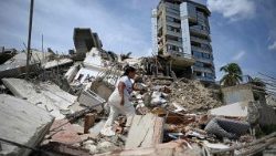 La Guaira, le macerie di un edificio crollato per il terremoto