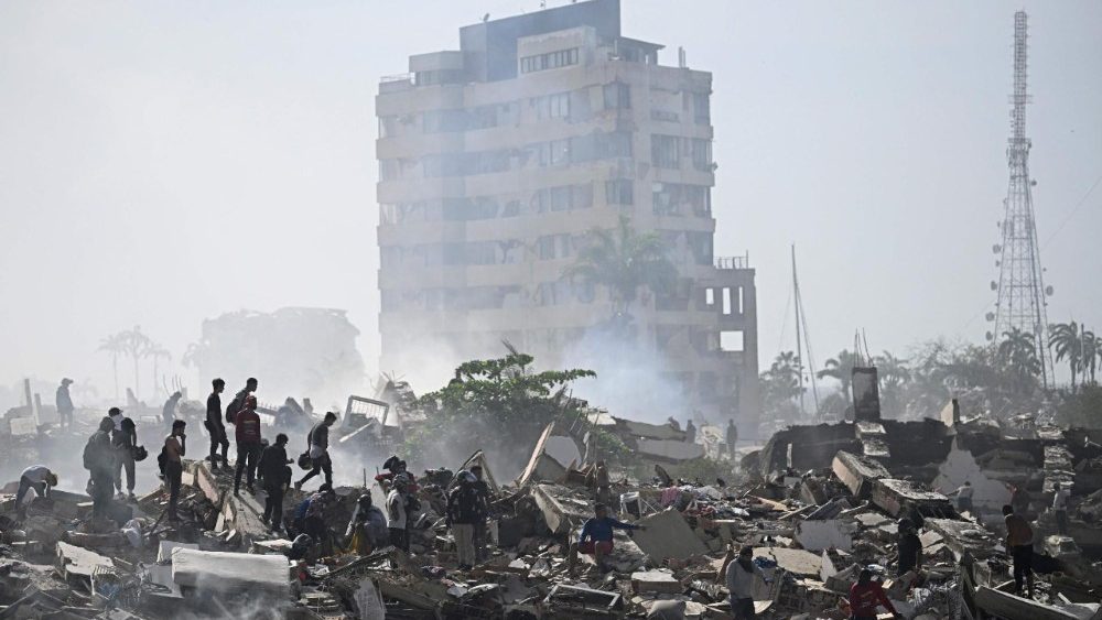 Voluntários buscam possíveis vítimas em um prédio que desabou após dois terremotos em Caraballeda, estado de La Guaira, a cerca de 40 km a nordeste de Caracas, em 25 de junho de 2026. O número de mortos pelos terremotos gêmeos, de magnitudes 7,2 e 7,5, subiu para pelo menos 188, com mais de 1.520 feridos, informou o deputado Jorge Rodríguez, enquanto moradores continuam buscando parentes desaparecidos. (Foto de Federico Parra / AFP)