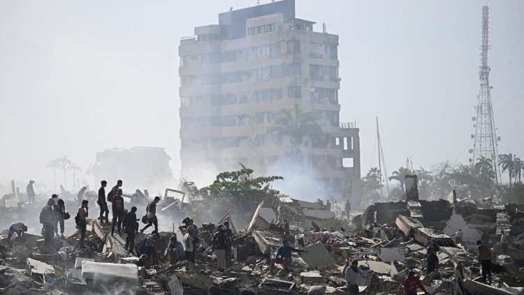 La búsqueda de sobrevivientes entre los escombros continua en Venezuela, tras los dos terremostos del pasado 24 de junio