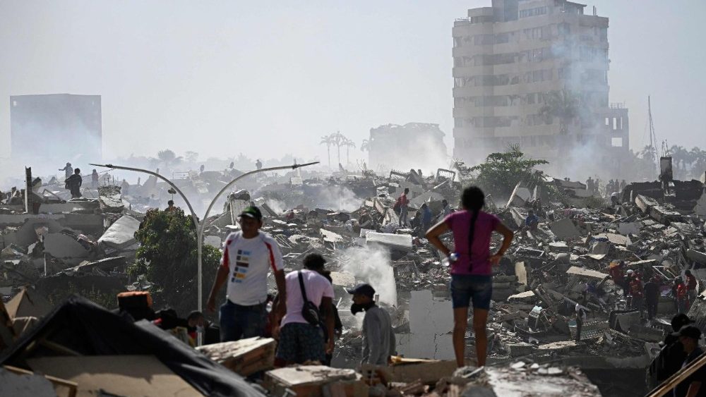 Voluntários buscam possíveis vítimas em um prédio que desabou após dois terremotos em Caraballeda, estado de La Guaira, a cerca de 40 km a nordeste de Caracas, em 25 de junho de 2026. O número de mortos pelos terremotos gêmeos, de magnitudes 7,2 e 7,5, subiu para pelo menos 188, com mais de 1.520 feridos, informou o deputado Jorge Rodríguez, enquanto moradores continuam buscando parentes desaparecidos. (Foto de Federico Parra / AFP)