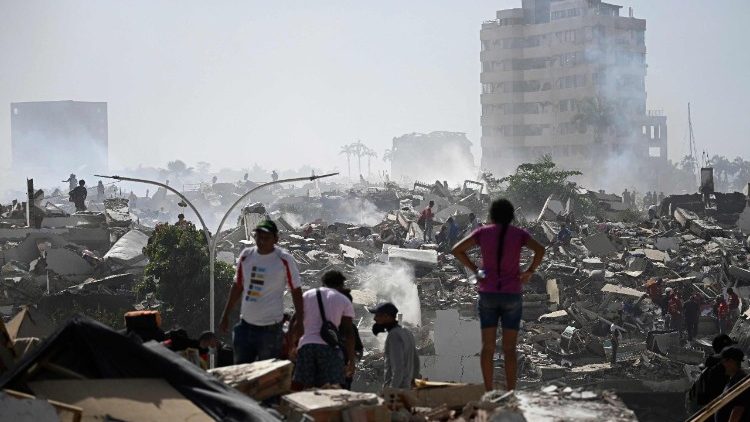 Le conseguenze del terremoto a La Guaira, il centro più colpito a trenta chilometri dalla capitale Caracas