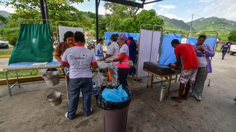 Centros de atenci&oacute;n m&eacute;dica de emergencia atienden a los heridos ante el colapso de los hospitales.