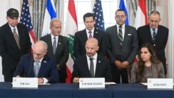 La firma dell'accordo trilaterale a Washington (SAUL LOEB / AFP)