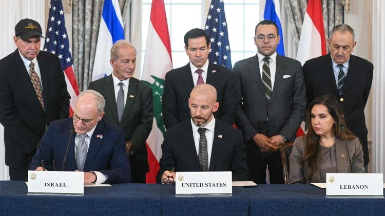 La firma dell'accordo trilaterale a Washington (SAUL LOEB / AFP)