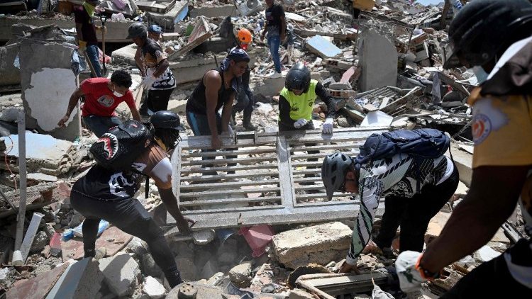 Voluntarios y rescatistas excavan con sus propias manos