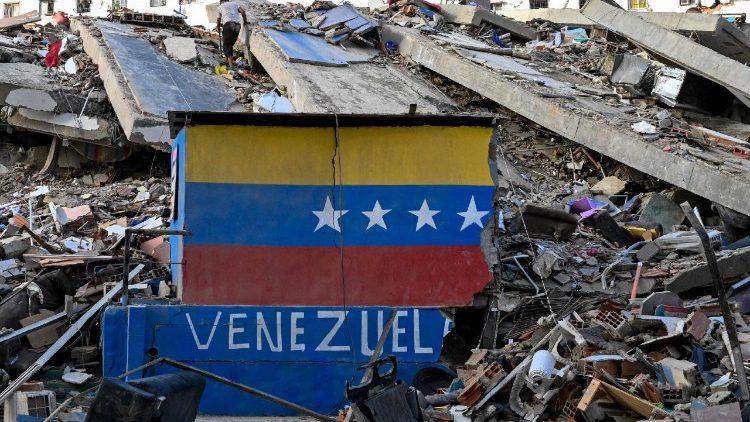 El colapso de una pared adornada con la bandera de Venezuela, el epílogo de un desastre.