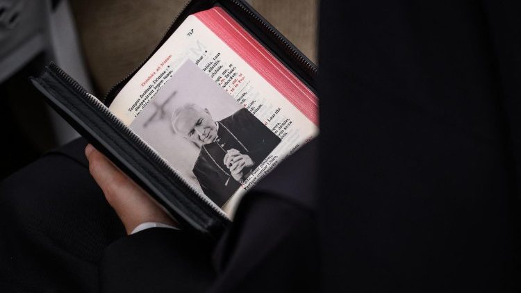 Breviář s fotografií zakladatele Bratrstva svatého Pia X., zesnulého biskupa Marcela Lefebvra