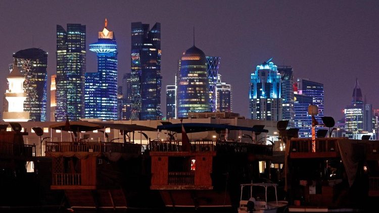 Uno scorcio notturno di Doha, in Qatar