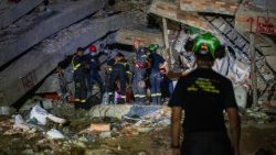 Soccorritori al lavoro fra le macerie in Venezuela  