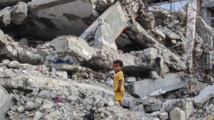 crian&ccedil;a palestina est&aacute; em p&eacute; sobre os escombros de um pr&eacute;dio destru&iacute;do perto do campo de refugiados de al-Shati, a oeste da Cidade de Gaza, em 1&ordm; de julho de 2026. (Foto de Omar AL-QATTAA / AFP)  